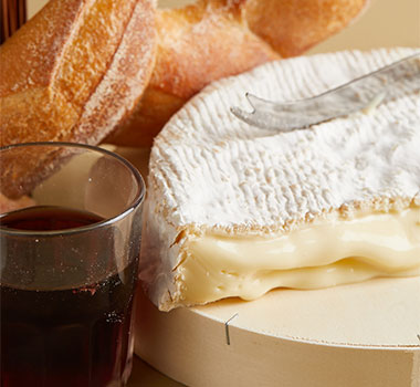 What's the difference between Brie and Camembert cheese?